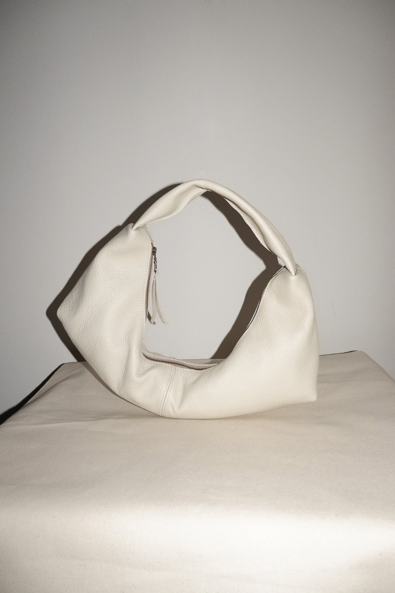 nona - slouchy shoulder bag - grained cream