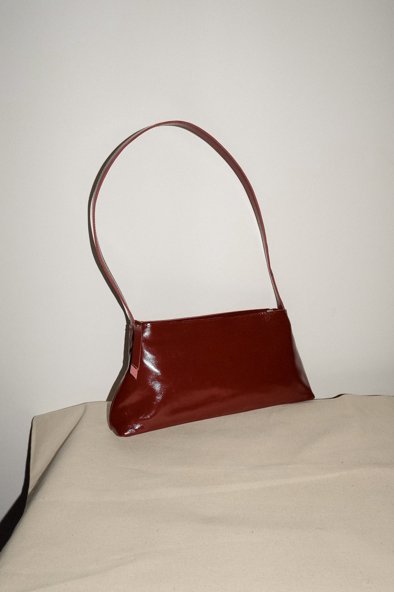 nona - triangle bag - glossy maroon