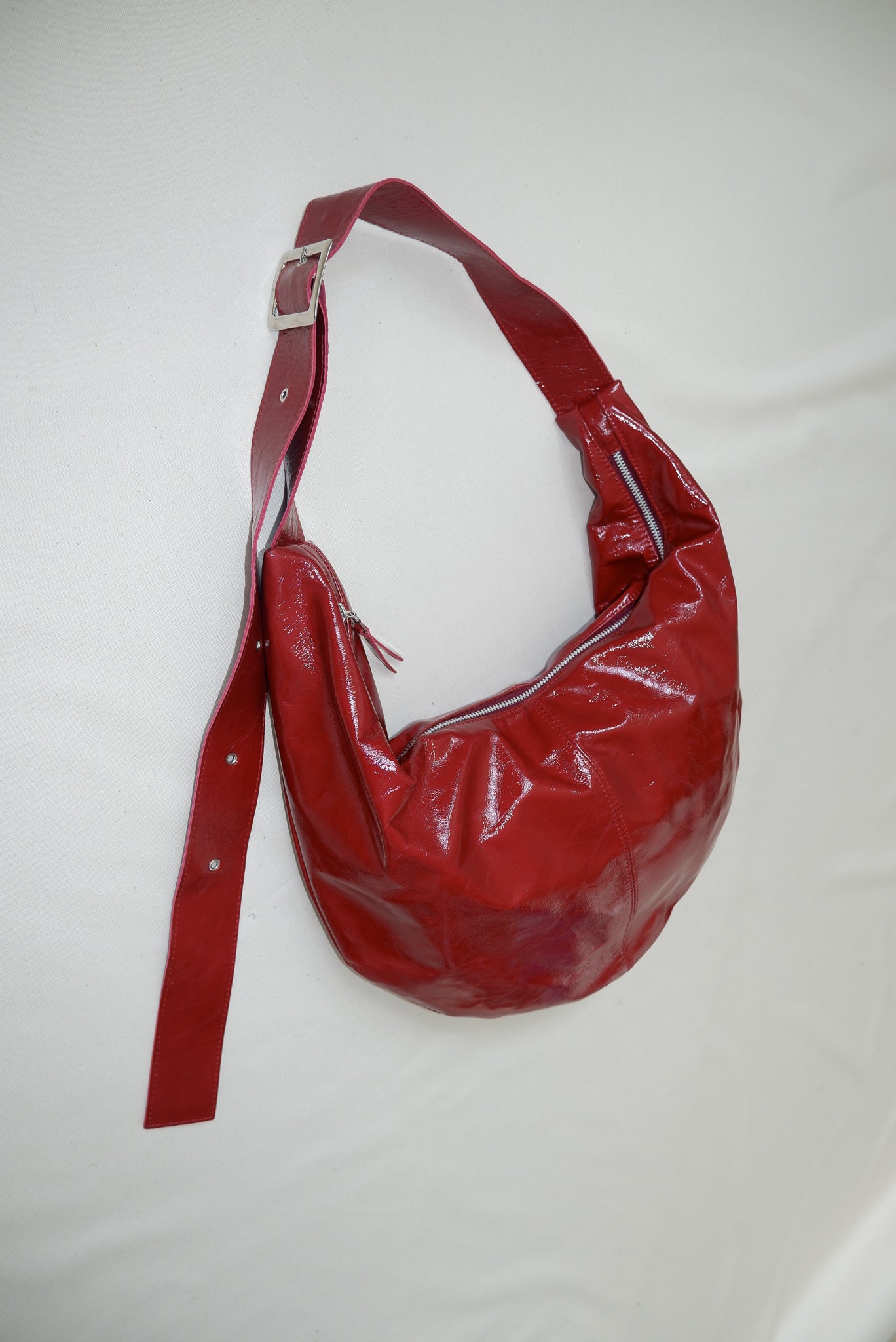 nona - buckel banana XL - crushed patent ruby