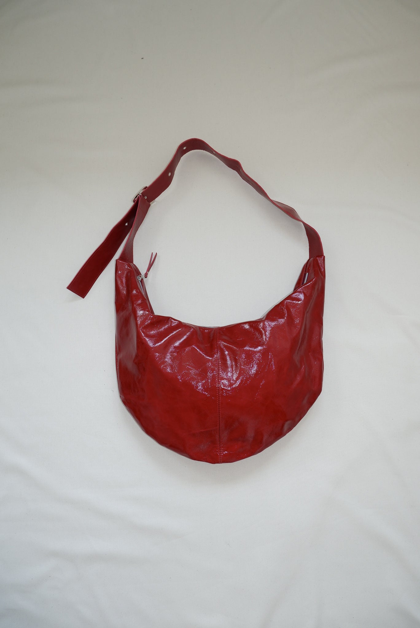 nona - buckel banana XL - crushed patent ruby